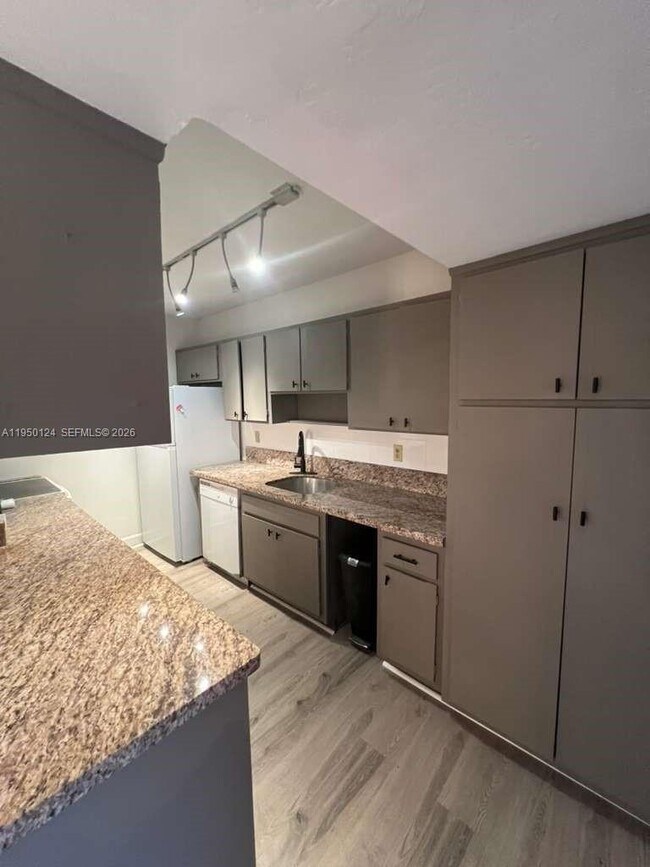 Building Photo - 1100 NE 9th Ave