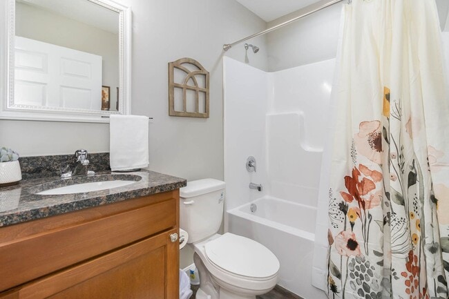Building Photo - 8 W Persimmon Dr