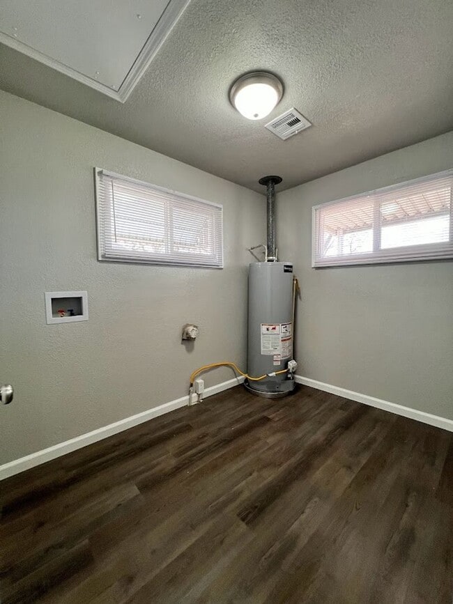 Building Photo - Beautifully Renovated 3 Bed, 1 Bath House