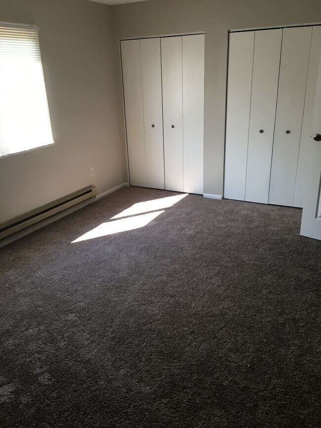 Building Photo - Very Nice 2 Bedroom townhouse with bonus f...