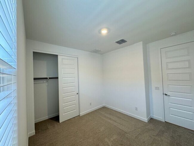 Building Photo - MOVE IN SPECILAS!! New 5-Bedroom Home in Phoenix with Upgrades & Resort-Style Amenities