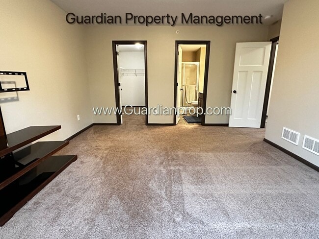 Building Photo - Lakeville Corner Unit, Walk out Patio, 2 C...