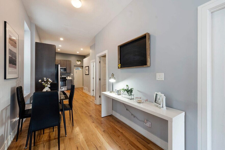 Building Photo - 109 S Paulina St