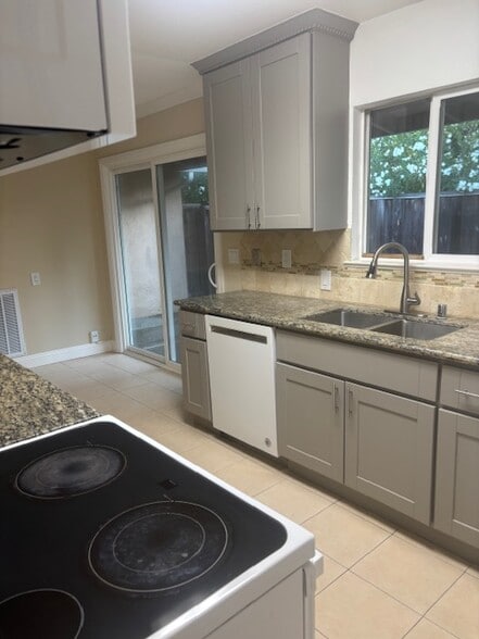 kitchen - 3751 Mosswood Dr