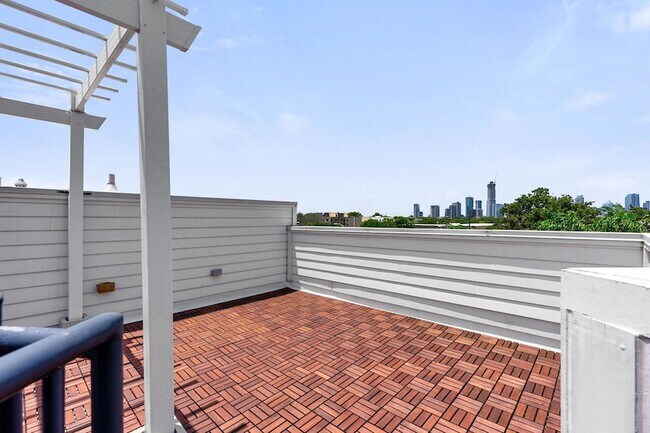Building Photo - 2108 Rosewood Ave