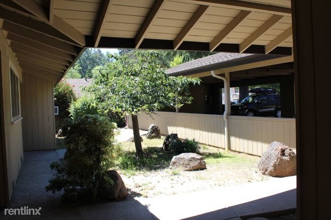 Building Photo - 2 br, 2 bath Apartment - 2057 Donald Dr