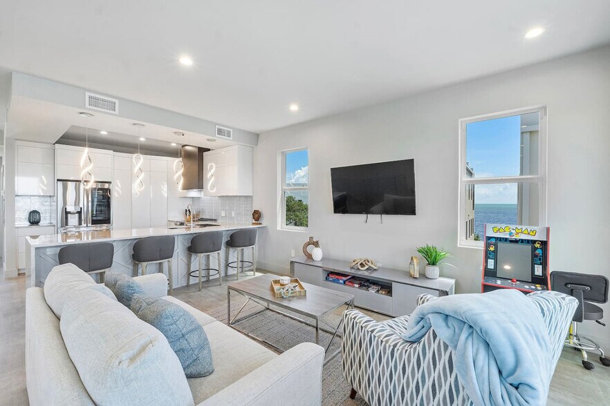 Building Photo - 99 Seaside Ave