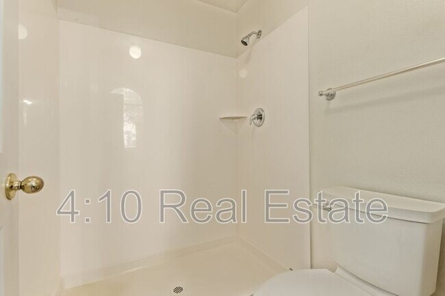 Building Photo - 1678 S Ash Dr