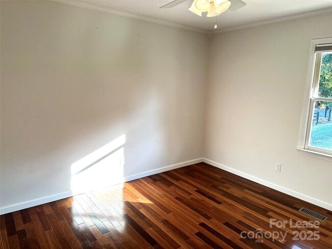 Building Photo - 2054 Hickory Hills Dr