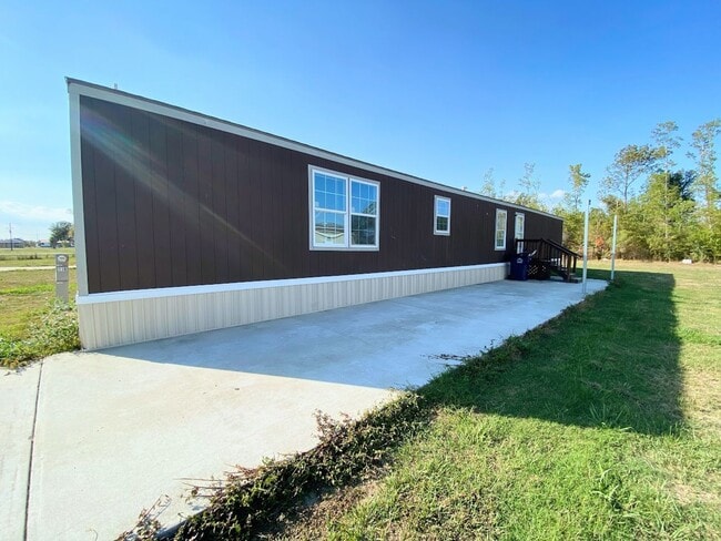 Building Photo - Spacious 3 Bedroom Mobile Home for Rent in...