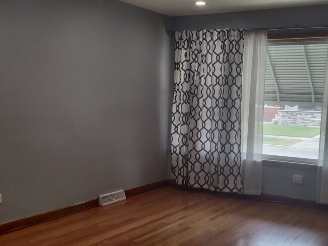 Building Photo - 10425 S St Louis Ave