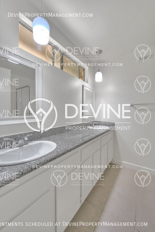 Building Photo - 2638 S Virginia Way