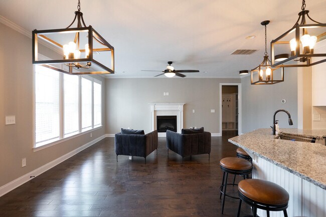 Building Photo - 657 Tree Top Trl