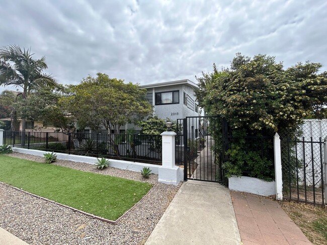 Building Photo - Upstairs 2 Bedroom 1 Bathroom on Felspar A...