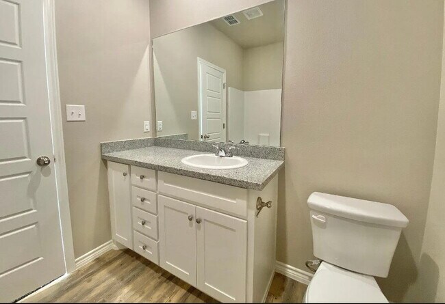 Building Photo - Upscale Flair Located in Burgamy Park!