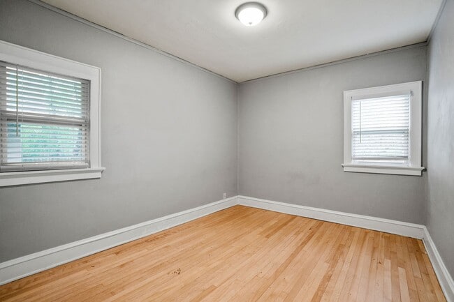 Building Photo - Rare quality UWM Flat , Walk to Campus!