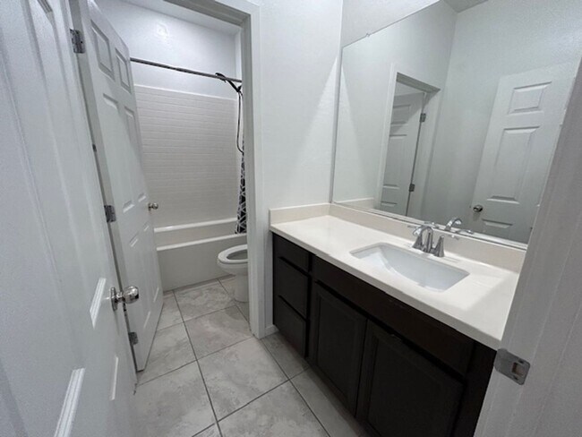 Building Photo - 3 bedroom townhome in Henderston gated community