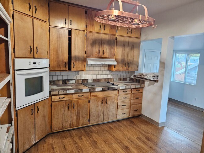 Building Photo - 614 W Arch St