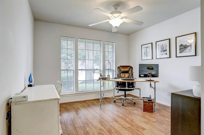 Building Photo - 12230 Cypress Shores Dr