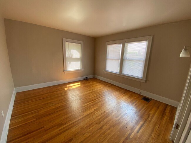 Building Photo - 2084 Waldeck Ave