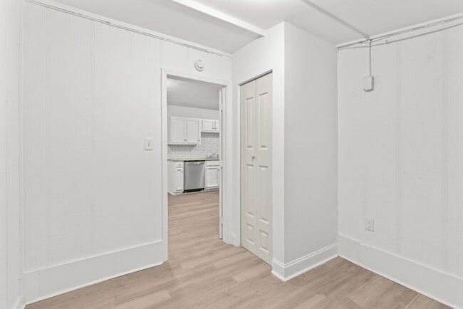 Building Photo - Stylish & Newly Renovated 3 Bedroom 1.5 Ba...