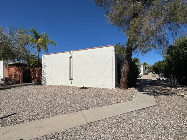 Building Photo - Eastside Townhome