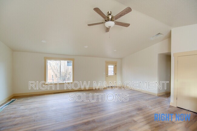 Building Photo - 702 Smith Ave