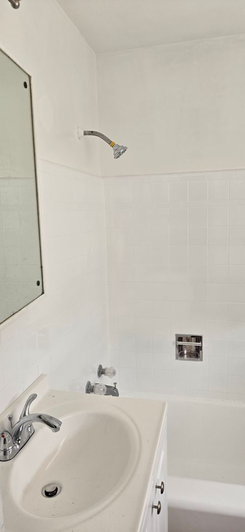 Building Photo - ONE BEDROOM ONE BATHROOM NEWLY RENOVATED A...