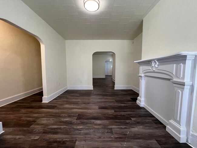 Building Photo - Updated 2BR Townhome with office & parking spot!