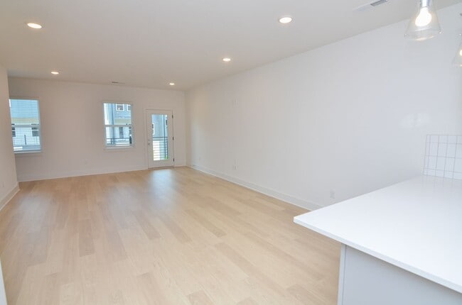 Building Photo - 550 Markham St