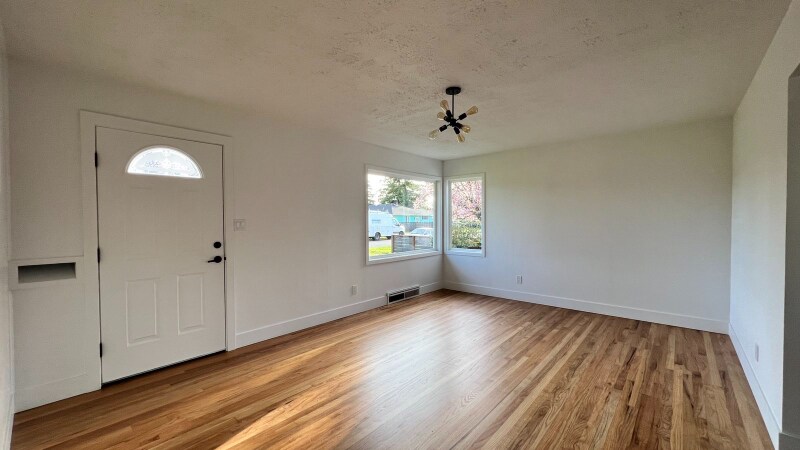 Building Photo - 10833 NE Russell St