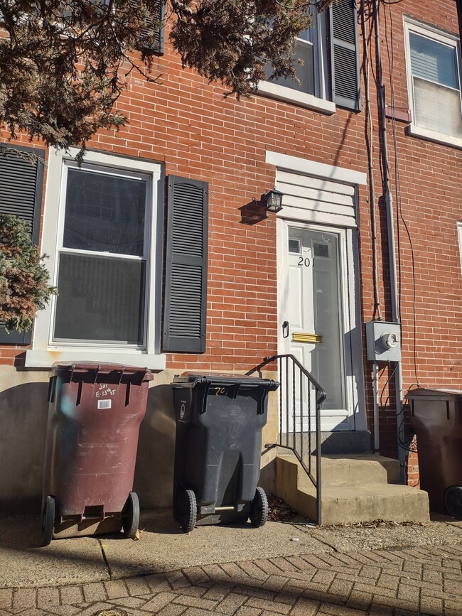 Building Photo - 201 E 13th St