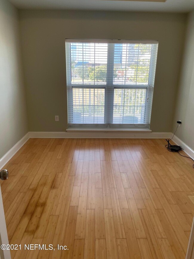 Building Photo - 400 E Bay St