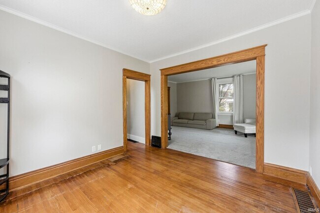 Building Photo - 527 W Oakdale Dr