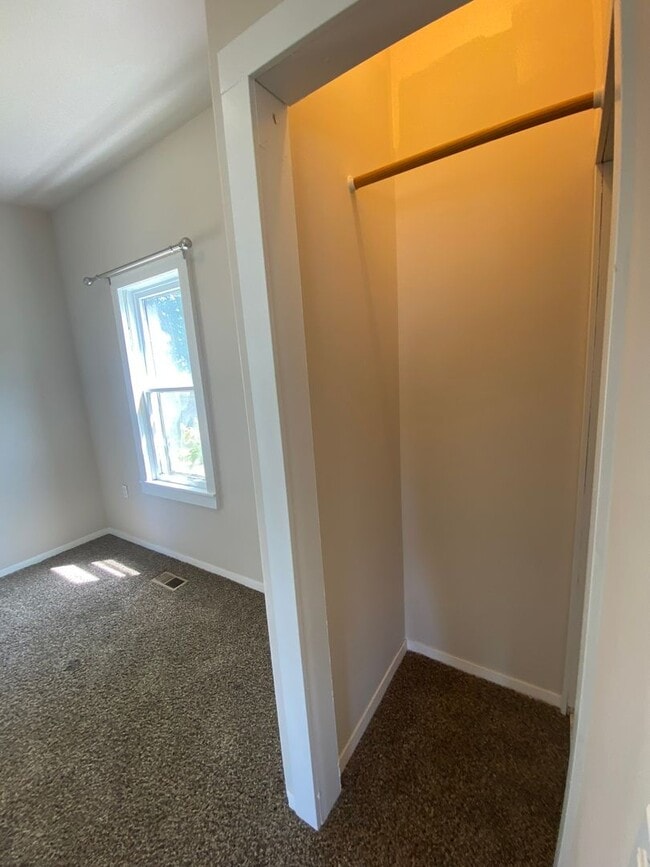 Building Photo - 2 Bed, 1 Bath House with Laundry Across fr...