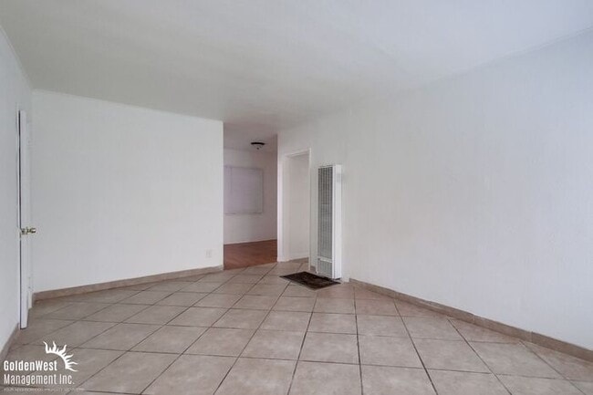 Building Photo - Charming 1Bdm 1Ba Apartment in the Heart o...