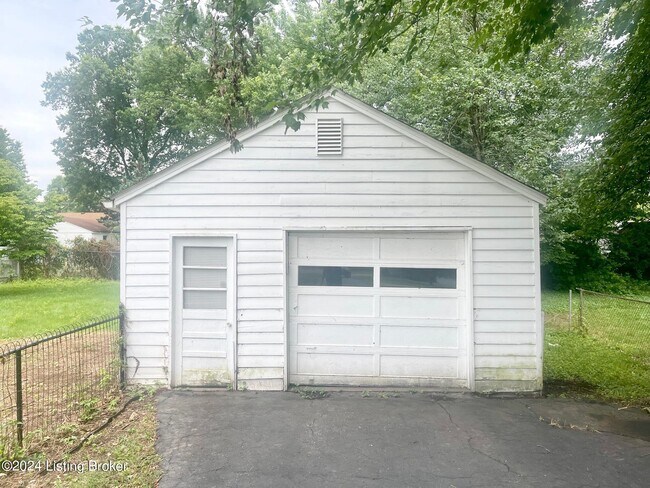 Building Photo - 1096 Forest View Dr