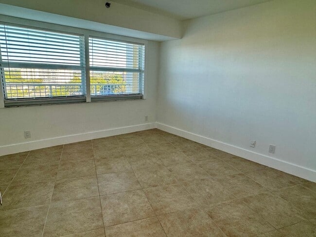 Building Photo - 3095 N Course Dr
