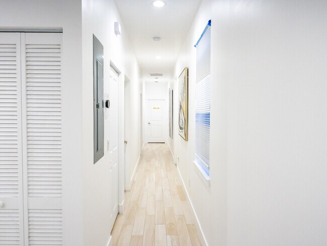 Building Photo - 214 C St