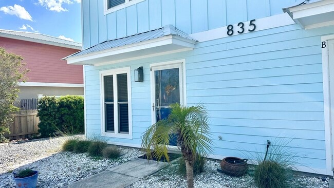 Building Photo - Walk to the Beach, North End of Amelia Island!!