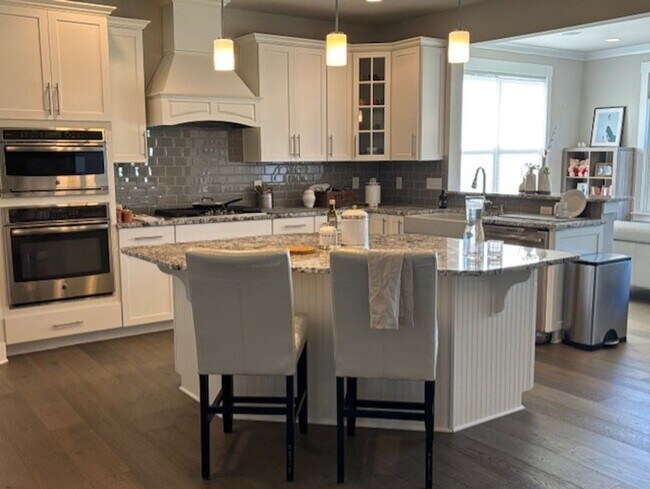 Building Photo - Stunning 5 Bed/4 Bath Home - Water View - ...