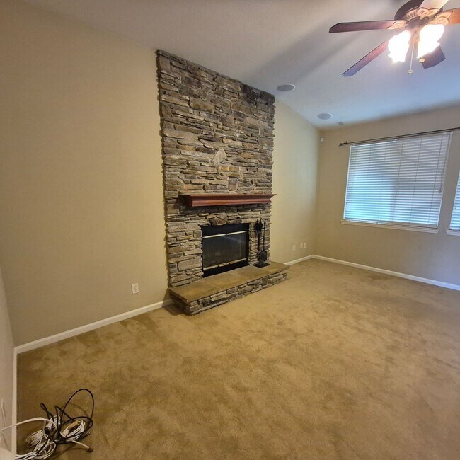 Building Photo - Excellent single story floor plan, nice area of Elk Grove