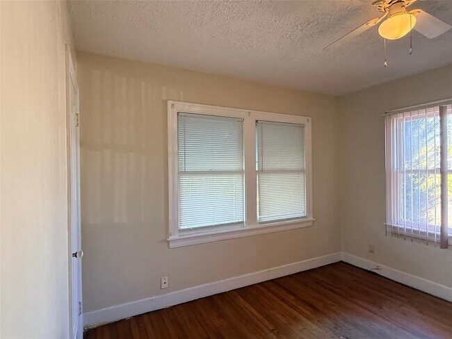 Building Photo - 3610 Dartmouth Ave N