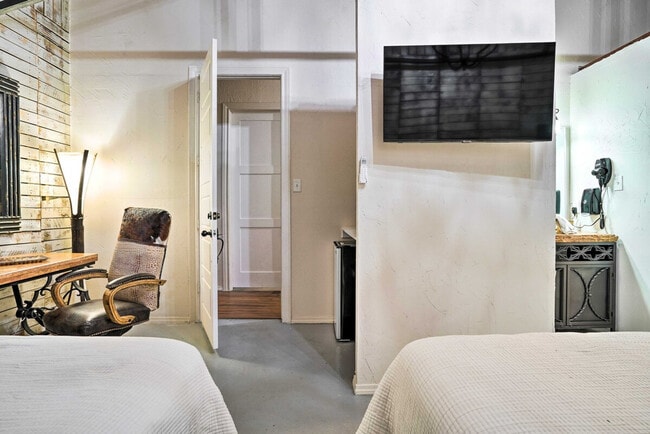 Building Photo - 3704 San Bernardo Ave