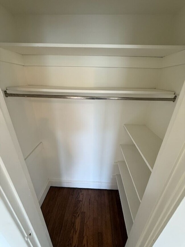 Building Photo - *DREAM LOCATION* 6BR Completely Renovated Duplex