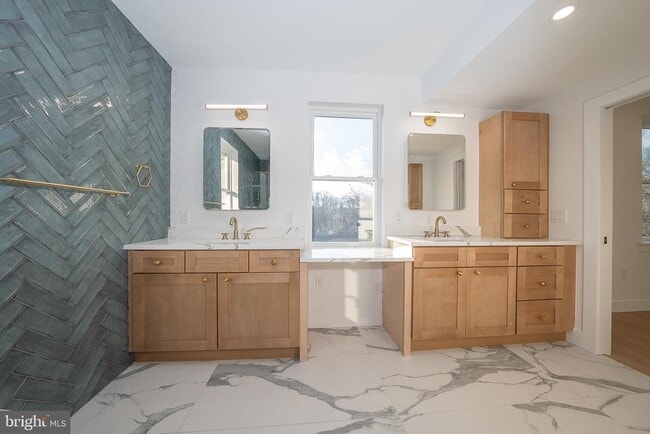 Building Photo - 314 N Essex Ave