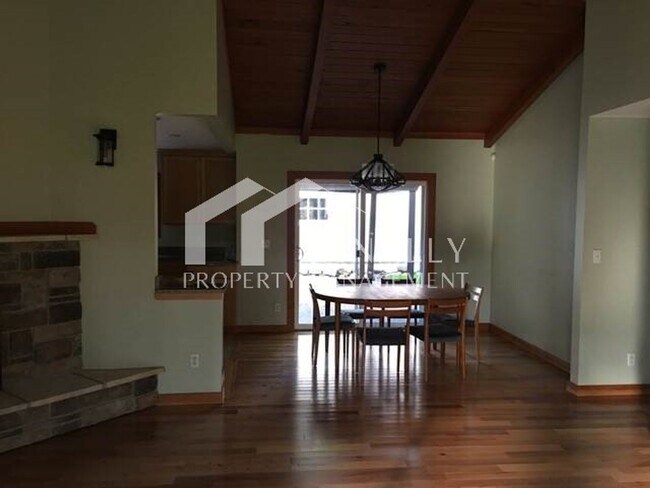 Building Photo - Craftsman Home with Detached 2-Car Garage Near Uptown & Narrows Bridge