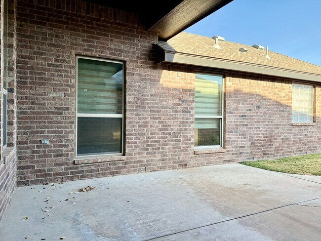 Building Photo - House For Rent