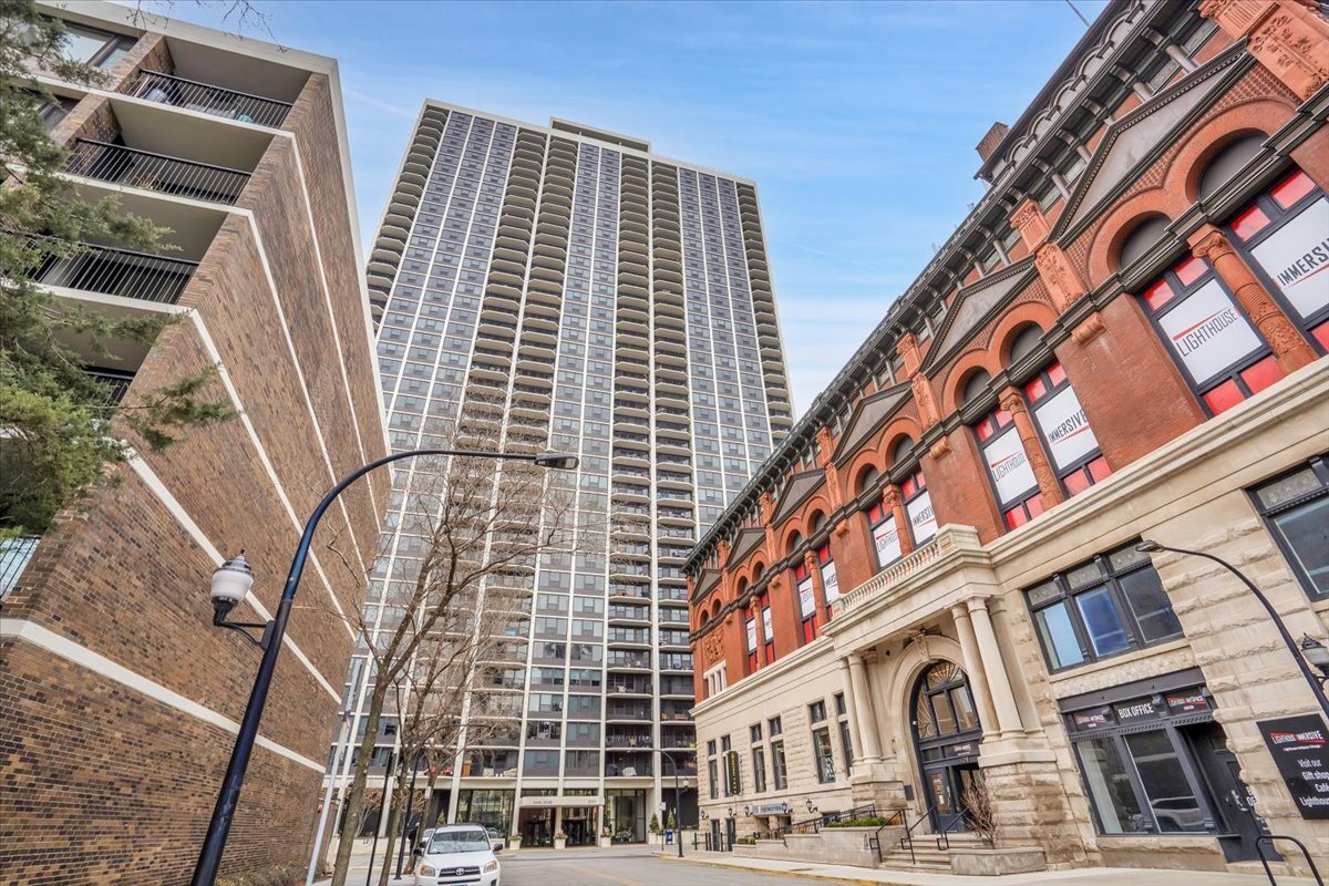 Building Photo - 1560 N Sandburg Ter