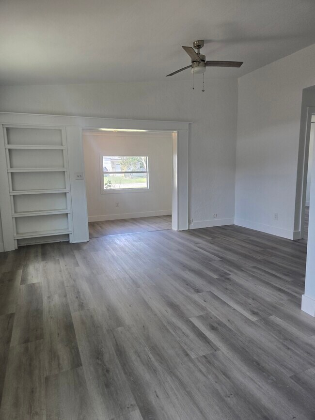 Building Photo - 3827 Eve Dr W